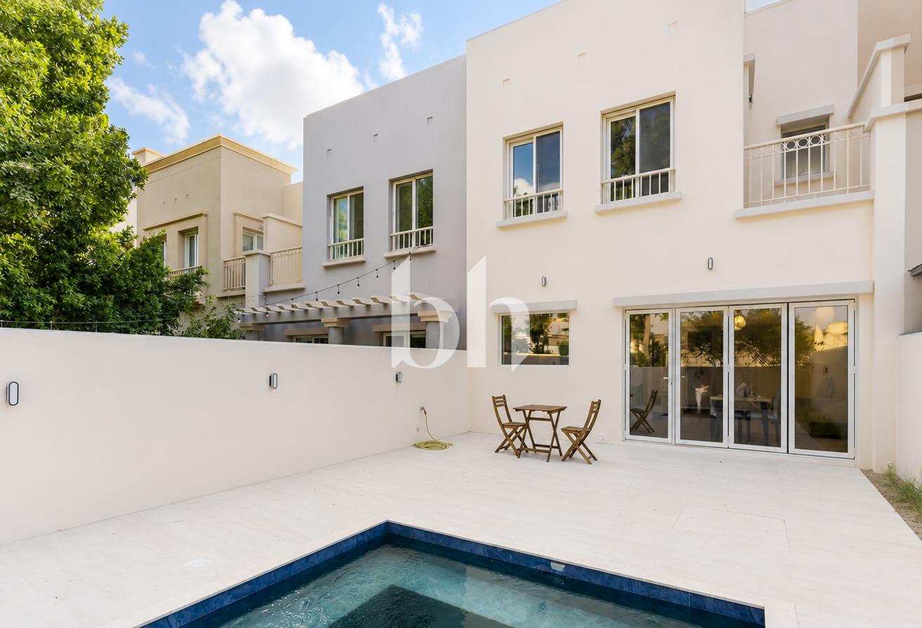 Twin Townhouse | Unfurnished | 2 Parking photo 3