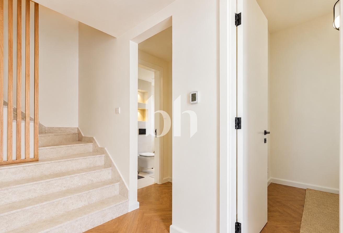 Twin Townhouse | Unfurnished | 2 Parking photo 6