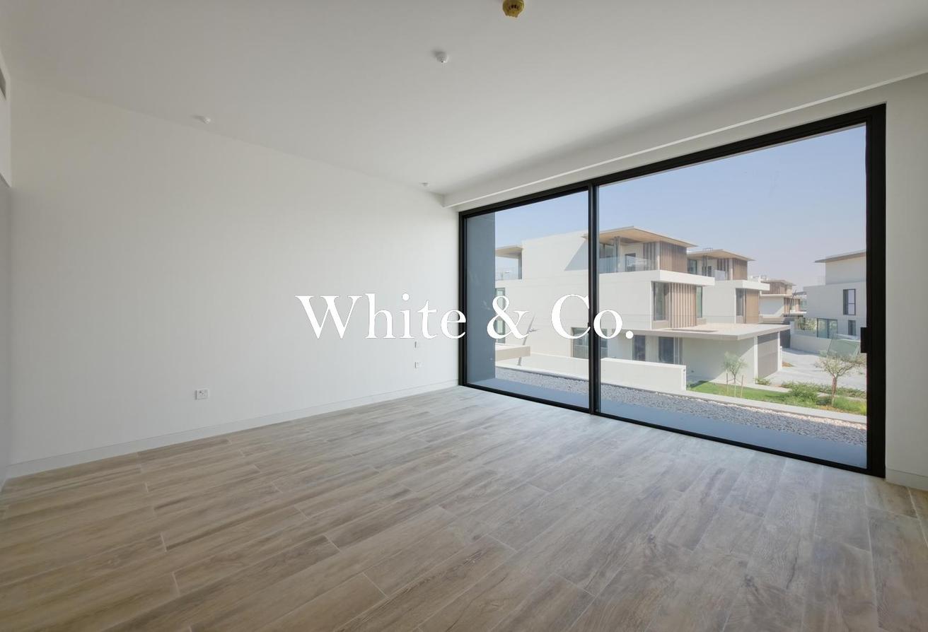 Biggest plot | 1 of 1 | End unit 5 Bed photo 9
