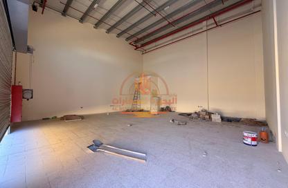 Warehouse - Studio - 1 Bathroom for rent in Al Sajaa - Sharjah