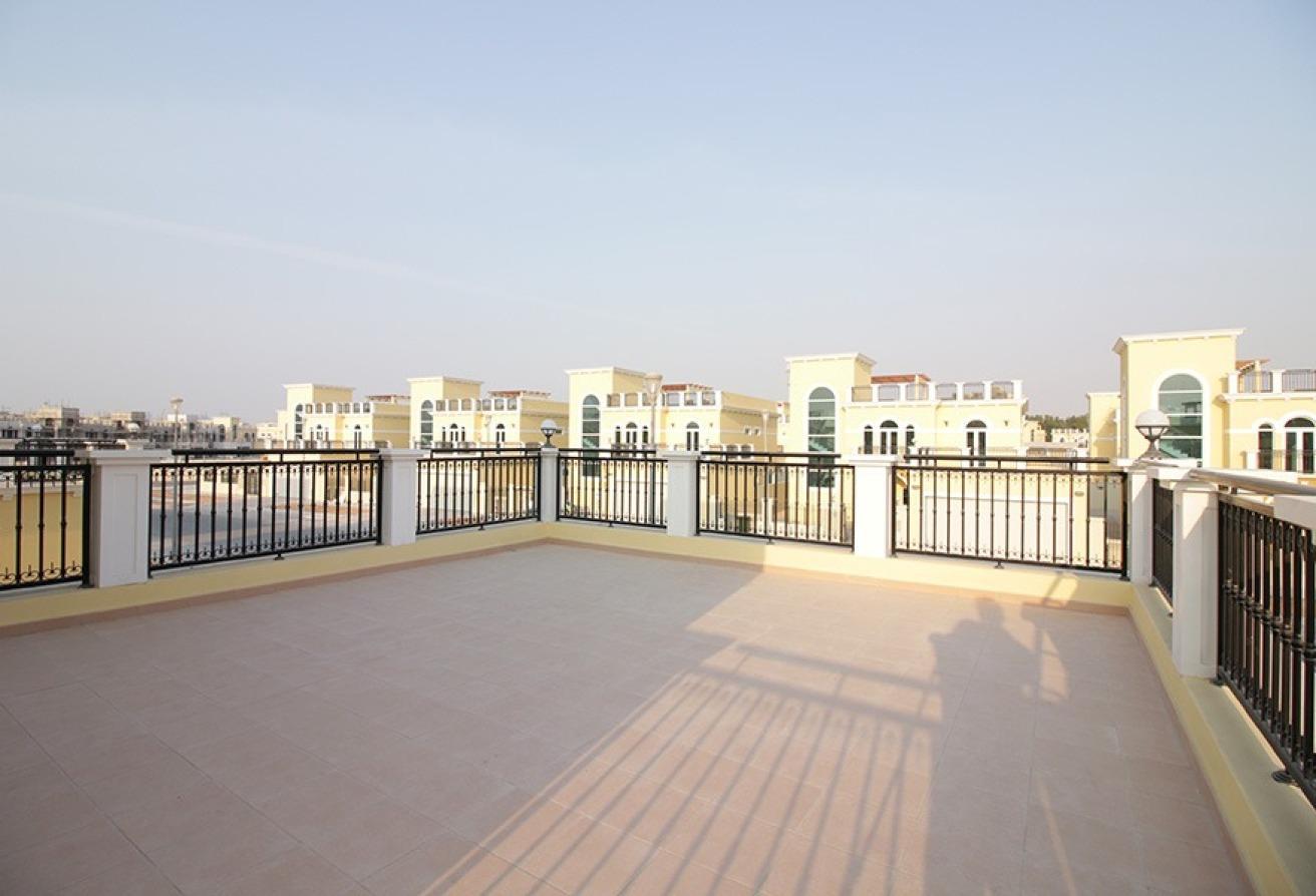 Spacious 4BR Nova Villa with Private Garden photo 2