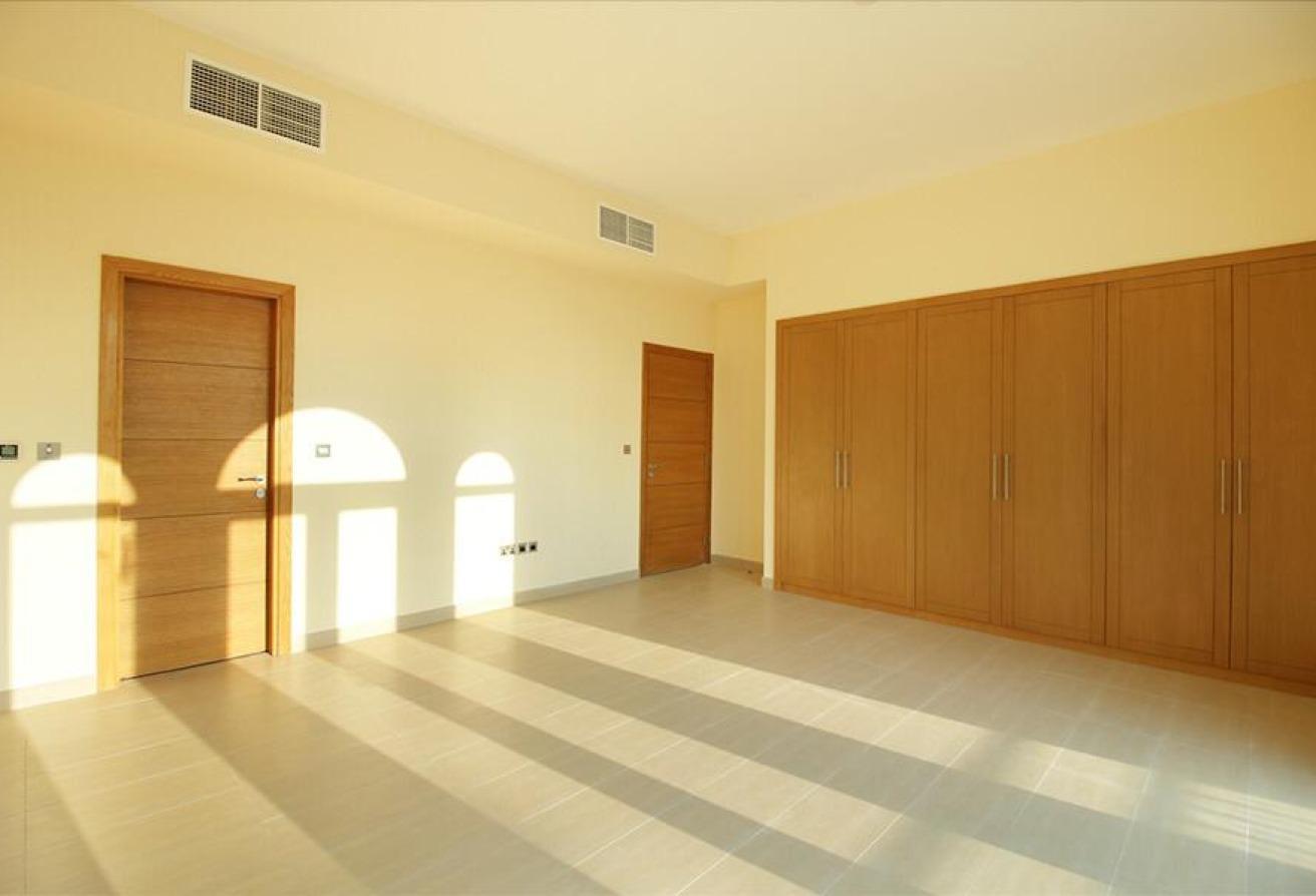 Spacious 4BR Nova Villa with Private Garden photo 6