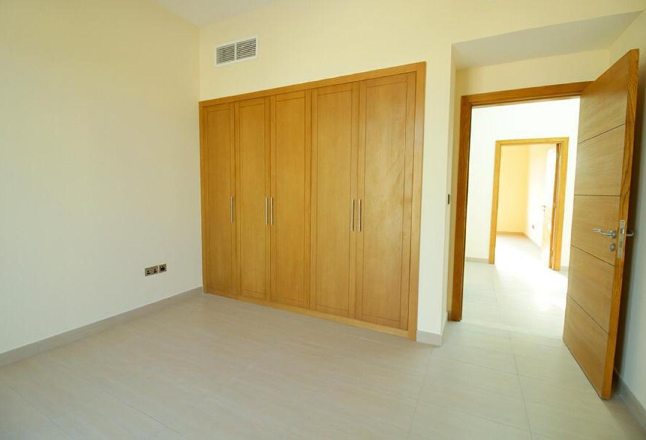 Spacious 4BR Nova Villa with Private Garden photo 8