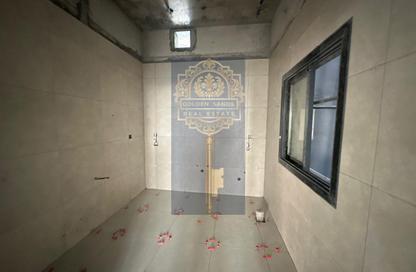 عمارة بالكامل - غرفة نوم - 2 حمامات للايجار في مجمع مويلح - تجارية مويلح - الشارقة