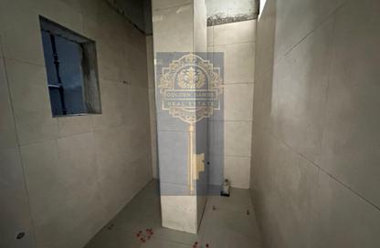 عمارة بالكامل - غرفة نوم - 2 حمامات للايجار في مجمع مويلح - تجارية مويلح - الشارقة