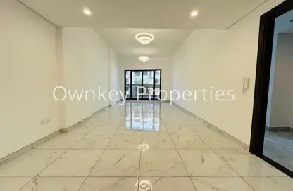 شقة - غرفة نوم - 2 حمامات للايجار في الوردة بيضاء - الضاحية 12 - قرية جميرا الدائرية - دبي