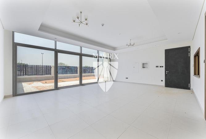 5BR + Maid | Gated Community | Corner Villa photo 3