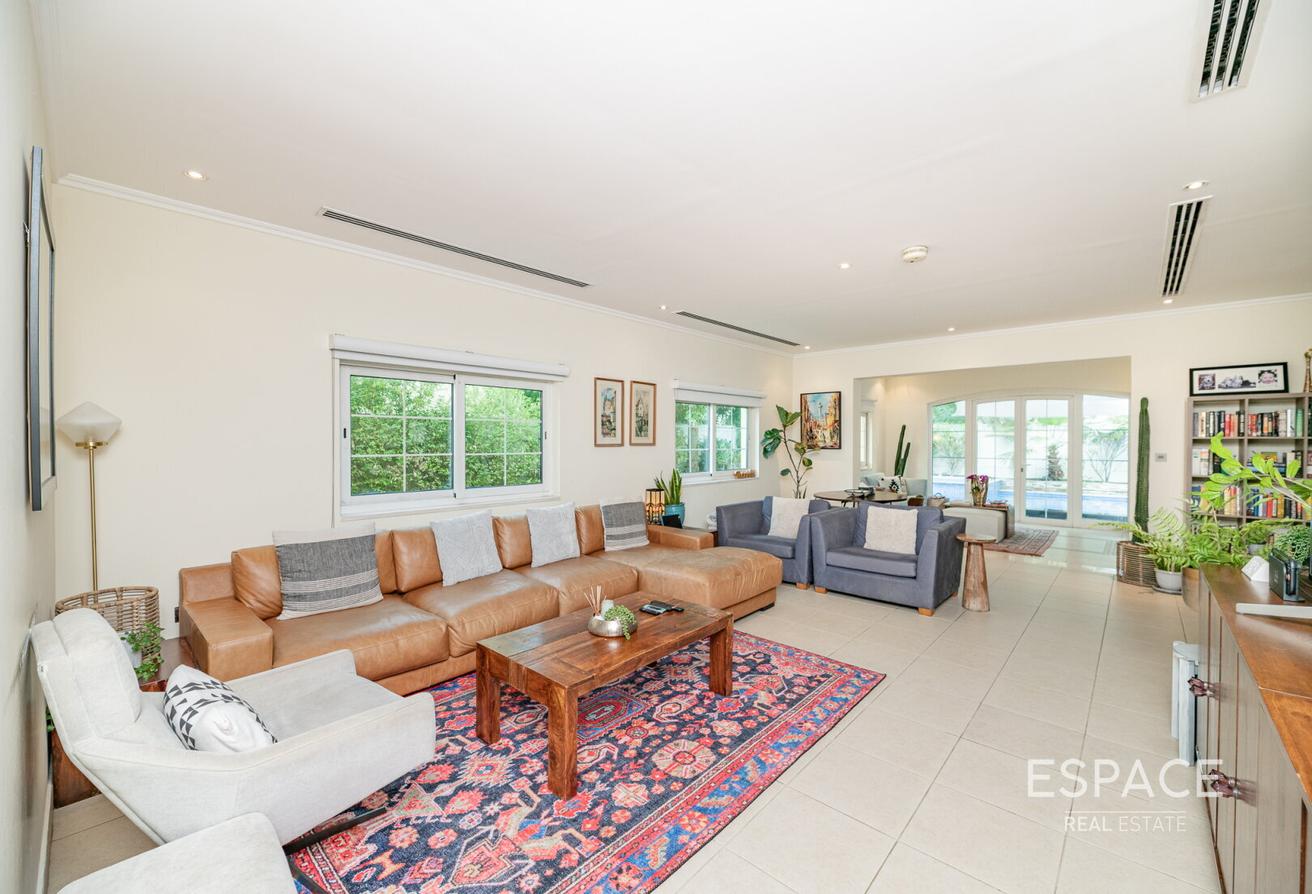 3 Bed Converted | Jacuzzi Pool | Extended photo 5