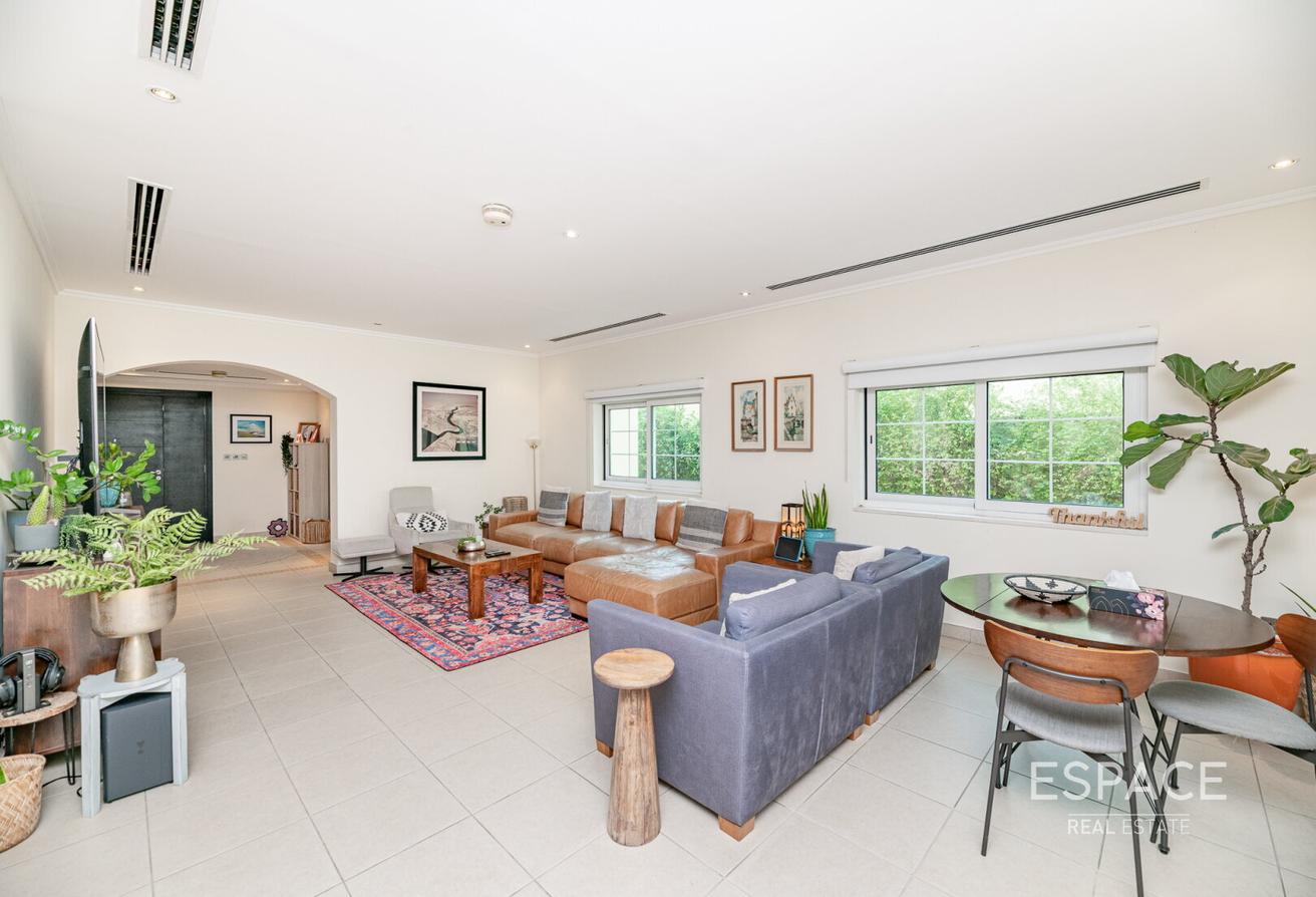 3 Bed Converted | Jacuzzi Pool | Extended photo 6