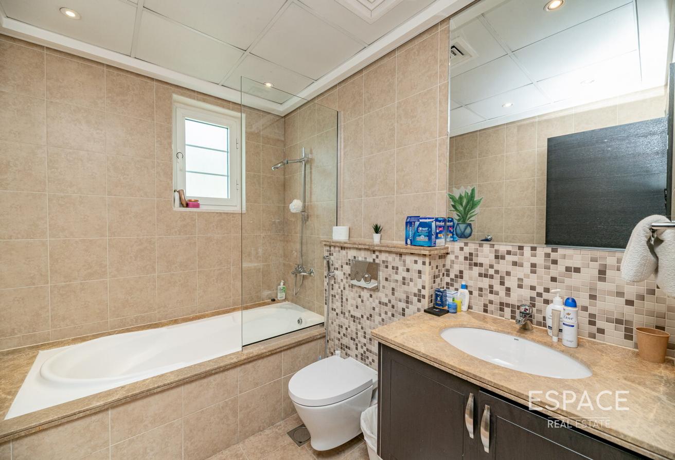 3 Bed Converted | Jacuzzi Pool | Extended photo 15
