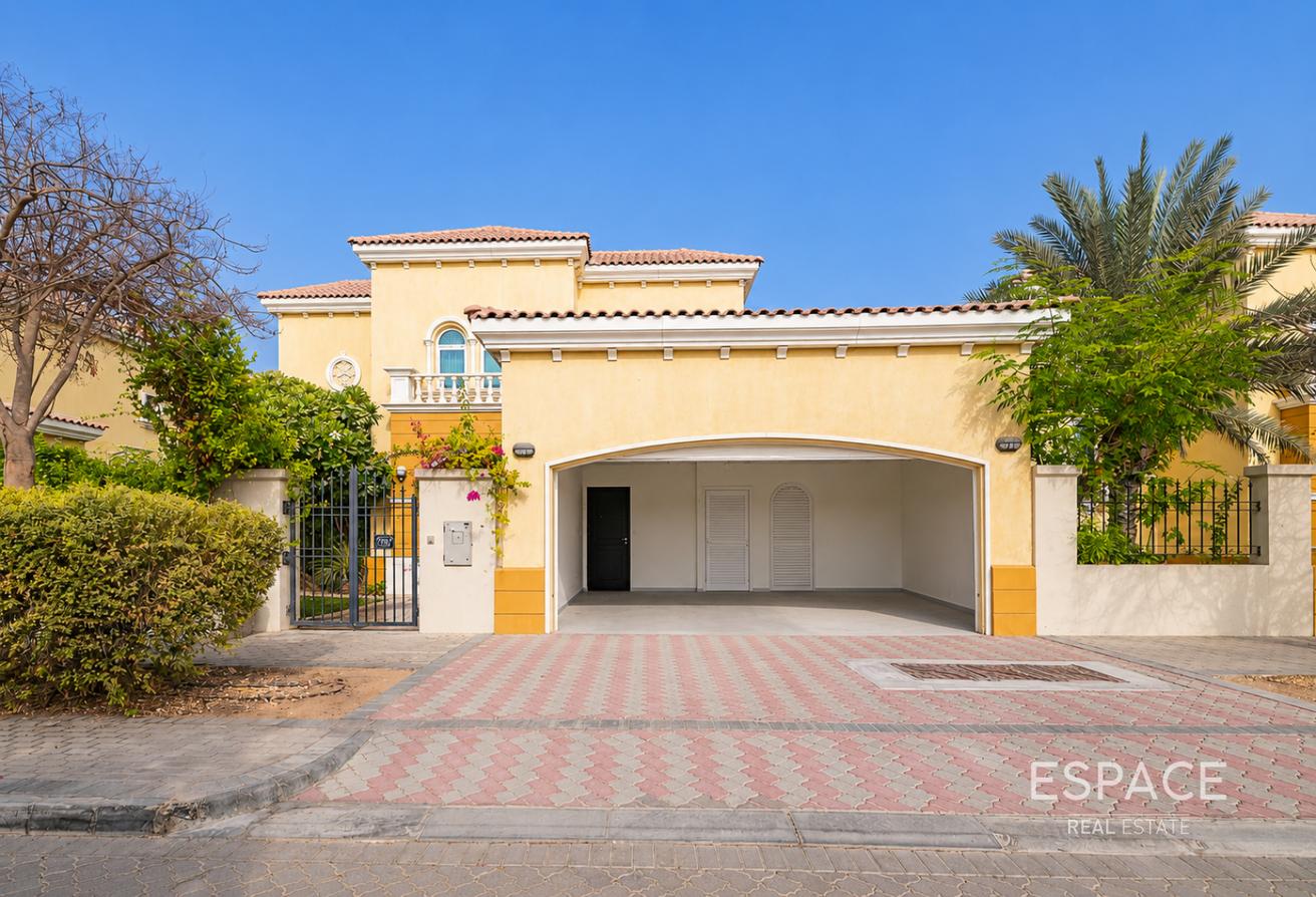 3 Bed Converted | Jacuzzi Pool | Extended photo 3