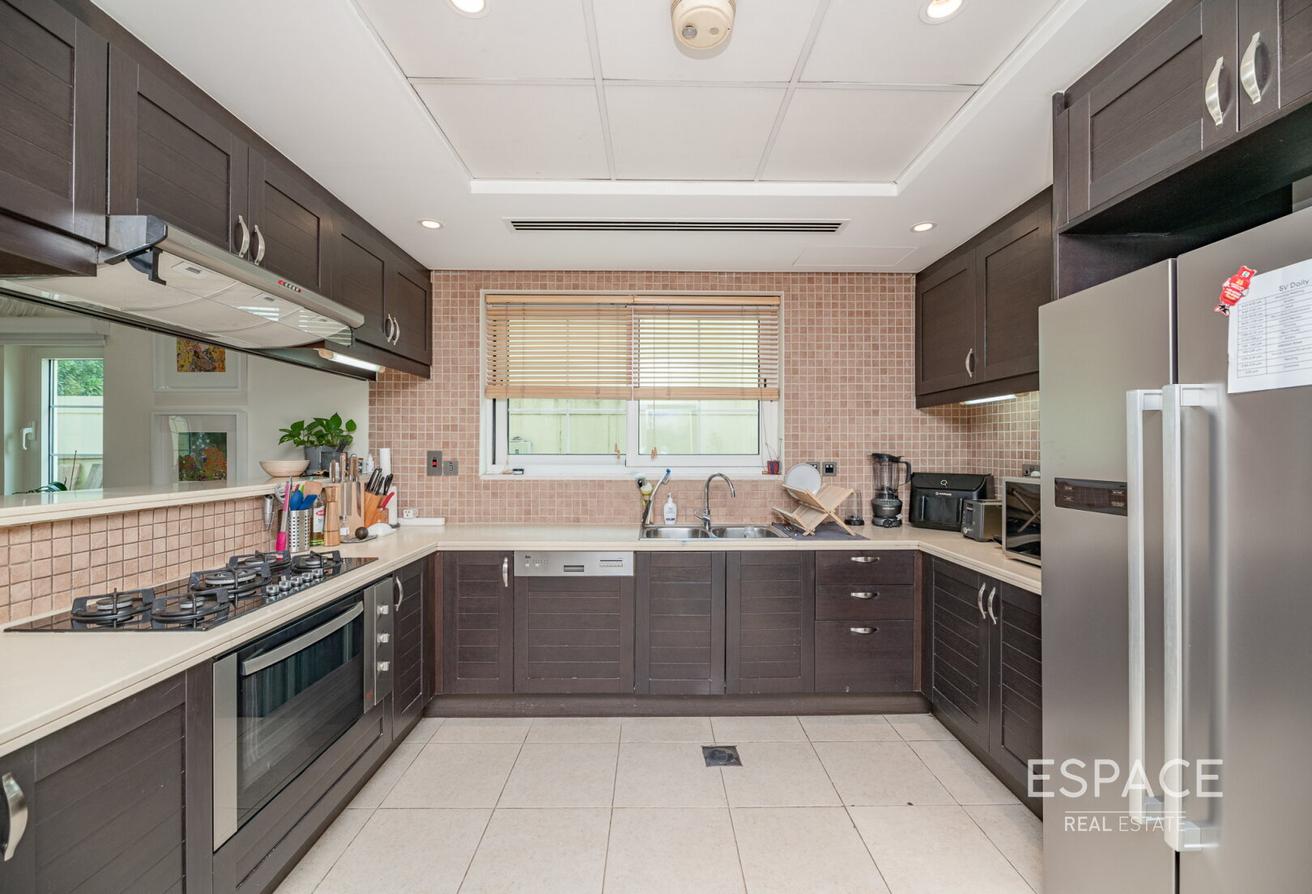 3 Bed Converted | Jacuzzi Pool | Extended photo 9