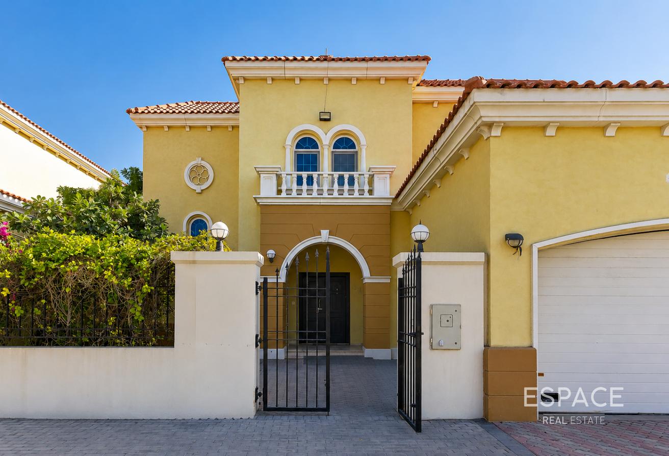 3 Bed Converted | Jacuzzi Pool | Extended photo 2