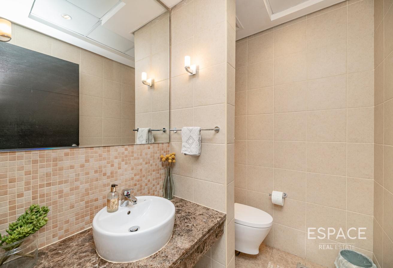 3 Bed Converted | Jacuzzi Pool | Extended photo 8