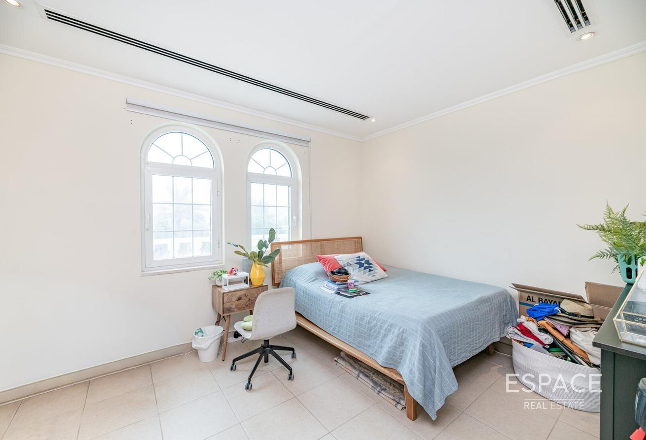 3 Bed Converted | Jacuzzi Pool | Extended photo 12