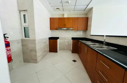 شقة - غرفة نوم - 2 حمامات للايجار في بناية شرف دي جي - الكرامة - دبي