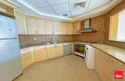 Apartment - 2 Bedrooms - 3 Bathrooms for rent in Al Tamr - Shoreline Apartments - Palm Jumeirah - Dubai