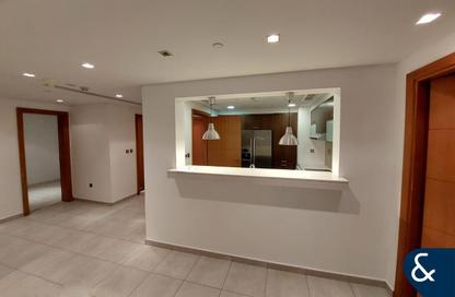 Apartment - 2 Bedrooms - 1 Bathroom for rent in Marina Residences 2 - Marina Residences - Palm Jumeirah - Dubai