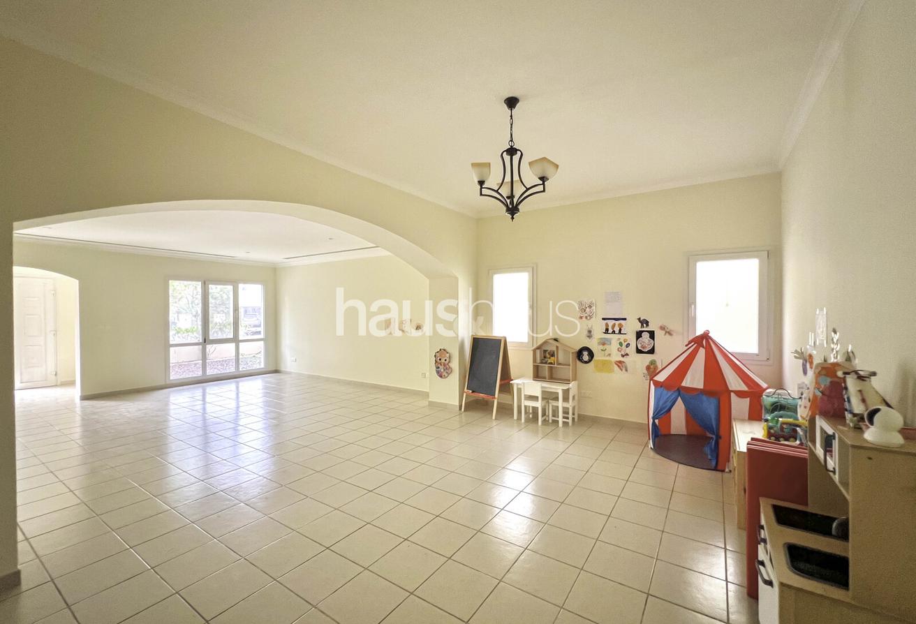 Cul De Sac | Spacious Layout | Maids's Room photo 2