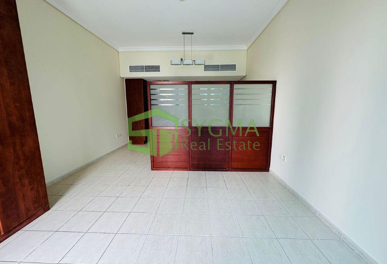 Premium Location | Opposite DMCC Metro l Parking photo 8