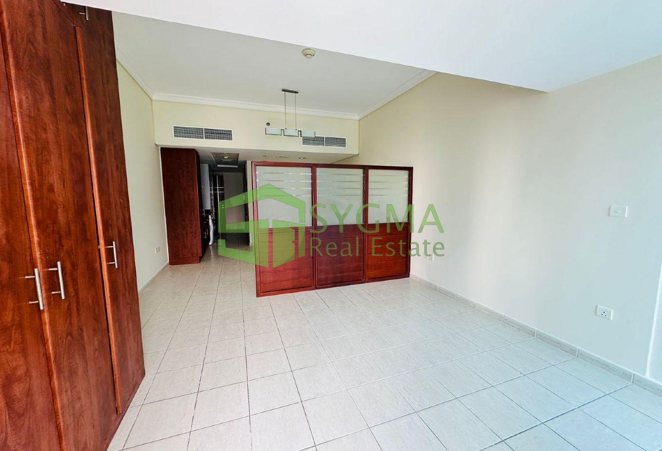 Premium Location | Opposite DMCC Metro l Parking photo 7