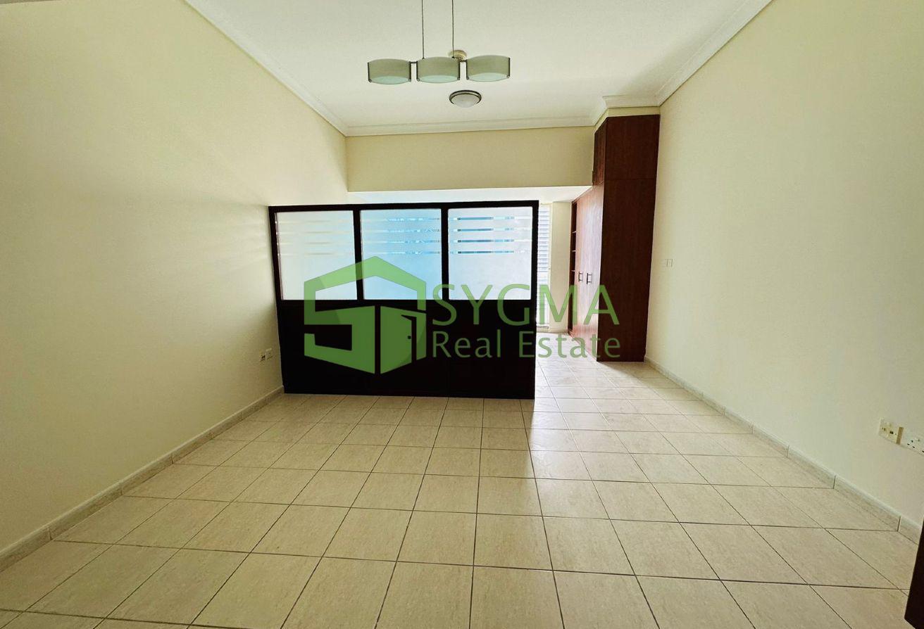 Premium Location | Opposite DMCC Metro l Parking photo 6