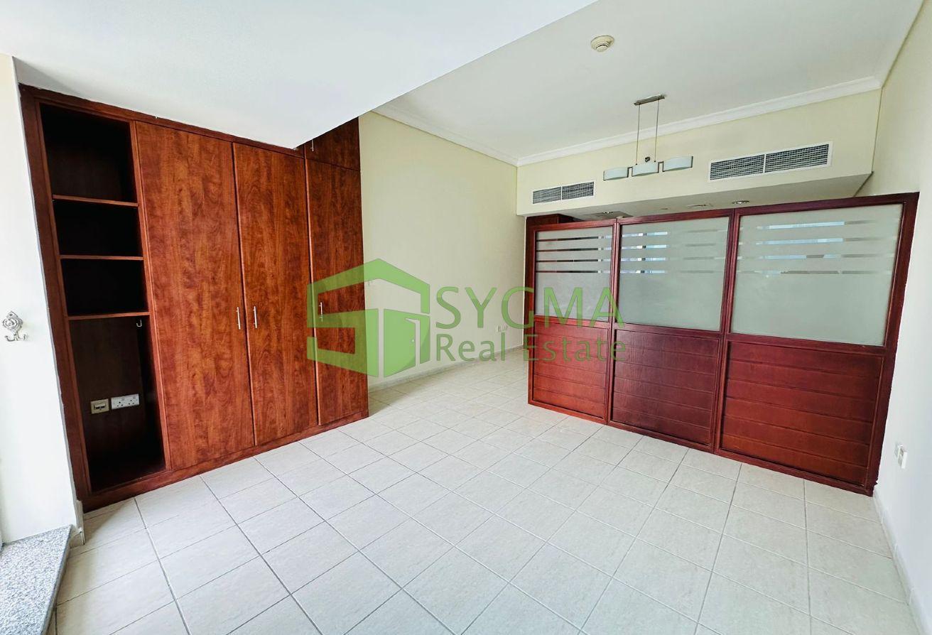 Premium Location | Opposite DMCC Metro l Parking photo 5