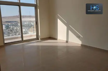 شقة - غرفة نوم - 2 حمامات للايجار في عزيزي ستار - الفرجان - دبي