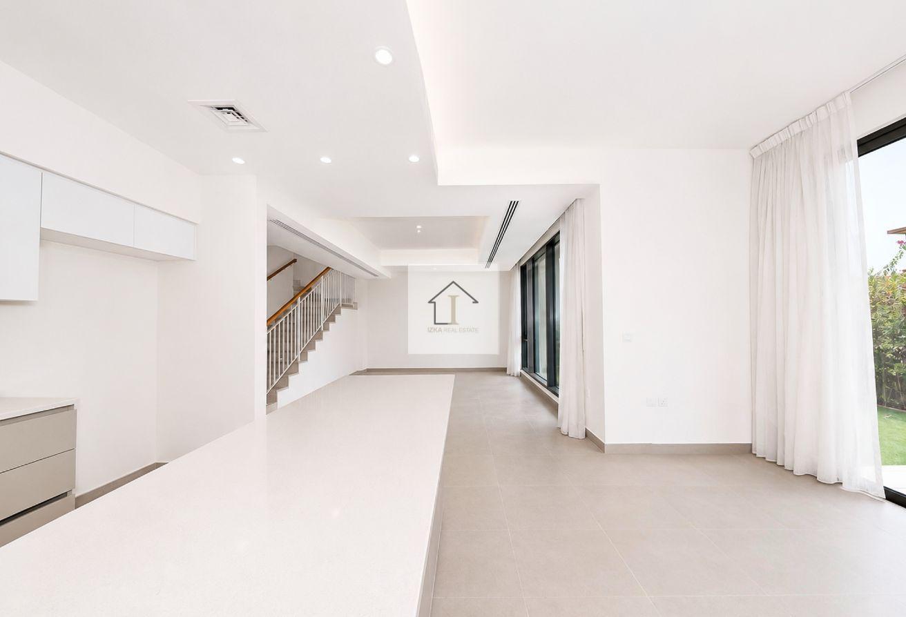 Spacious and Ravishing 5BR Unfurnished Villa photo 4