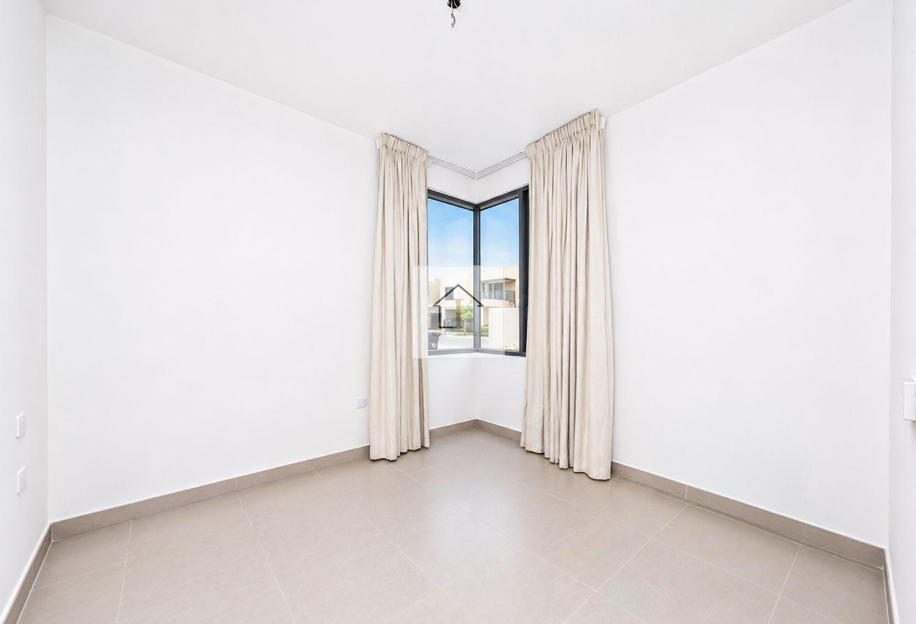 Spacious and Ravishing 5BR Unfurnished Villa photo 17