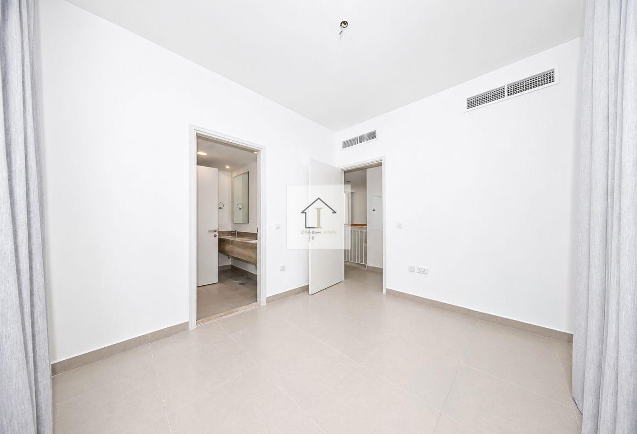 Spacious and Ravishing 5BR Unfurnished Villa photo 8
