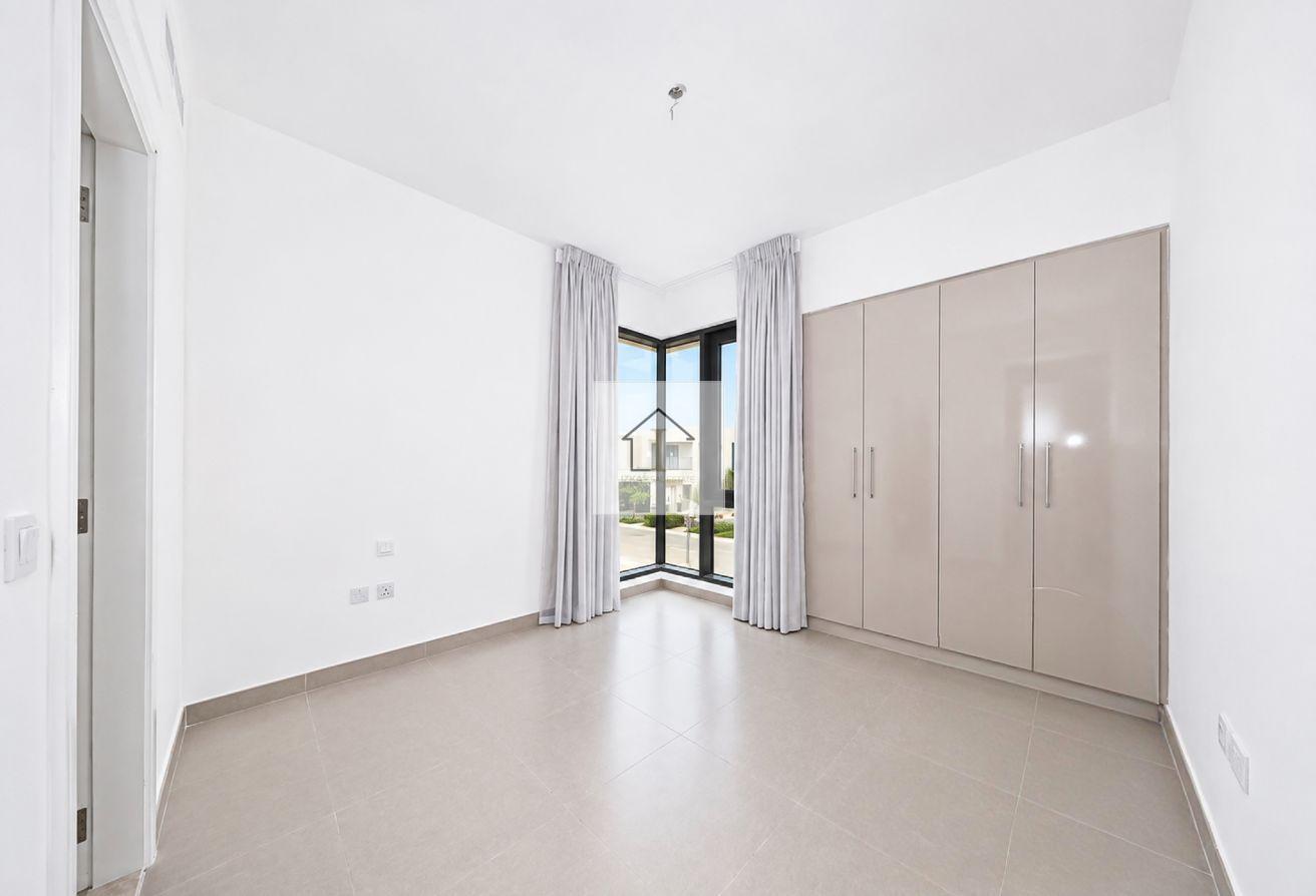 Spacious and Ravishing 5BR Unfurnished Villa photo 9