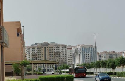 متجر - استوديو - 1 حمام للايجار في إم05 - طراز فارسي - المدينة العالمية - دبي