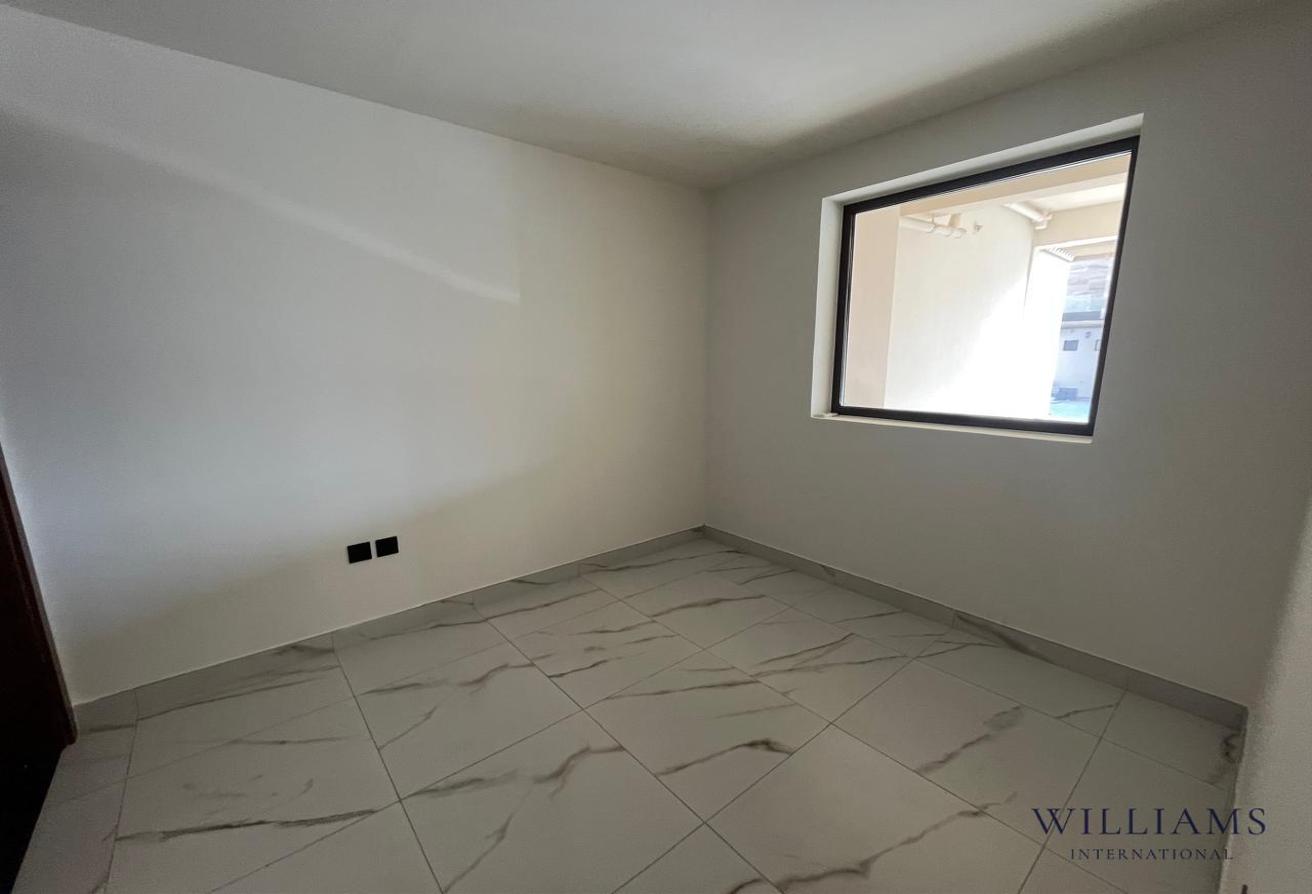 CORNER UNIT | SINGLE ROW | VACANT photo 5
