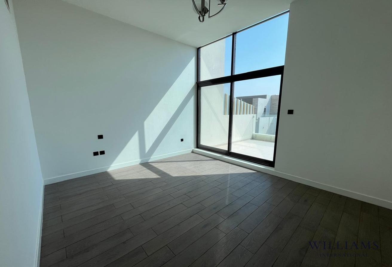 CORNER UNIT | SINGLE ROW | VACANT photo 12