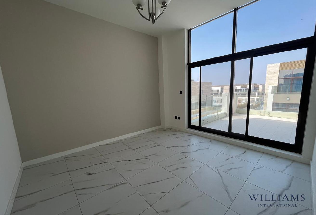 CORNER UNIT | SINGLE ROW | VACANT photo 8