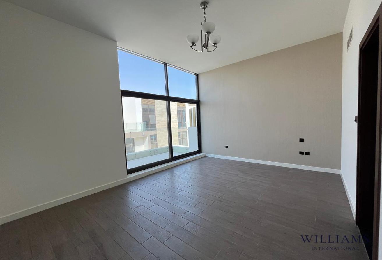 CORNER UNIT | SINGLE ROW | VACANT photo 9