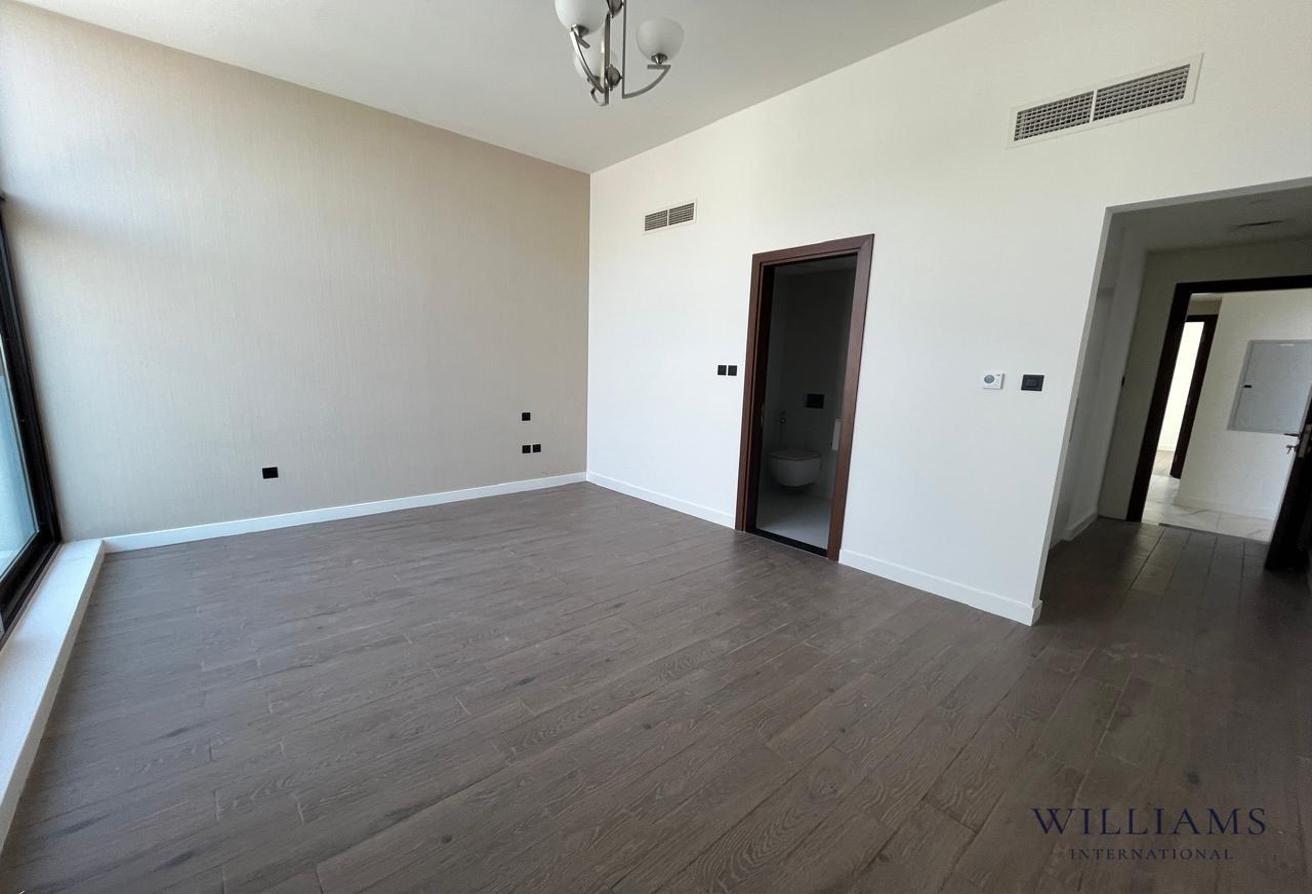 CORNER UNIT | SINGLE ROW | VACANT photo 10