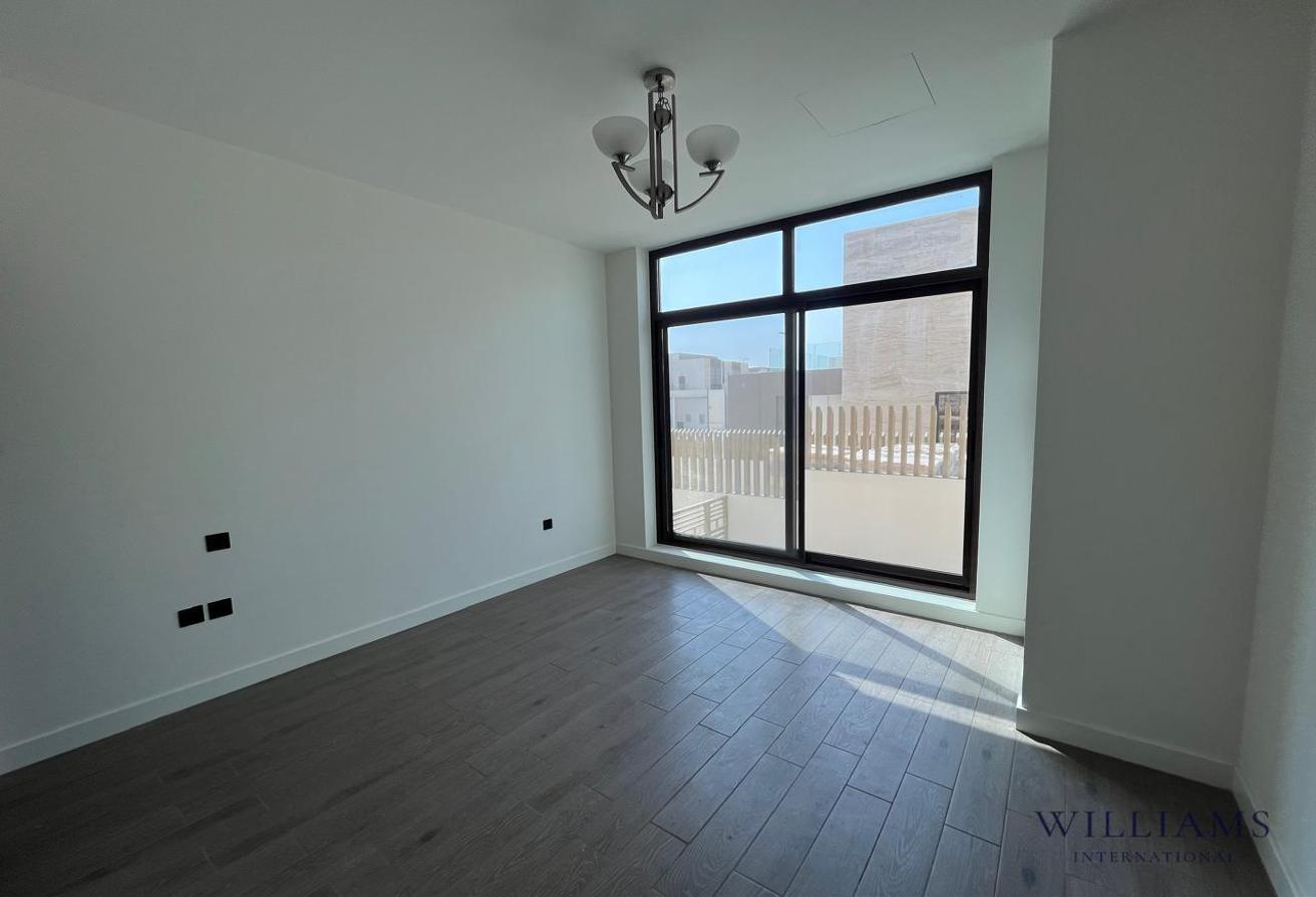 CORNER UNIT | SINGLE ROW | VACANT photo 6