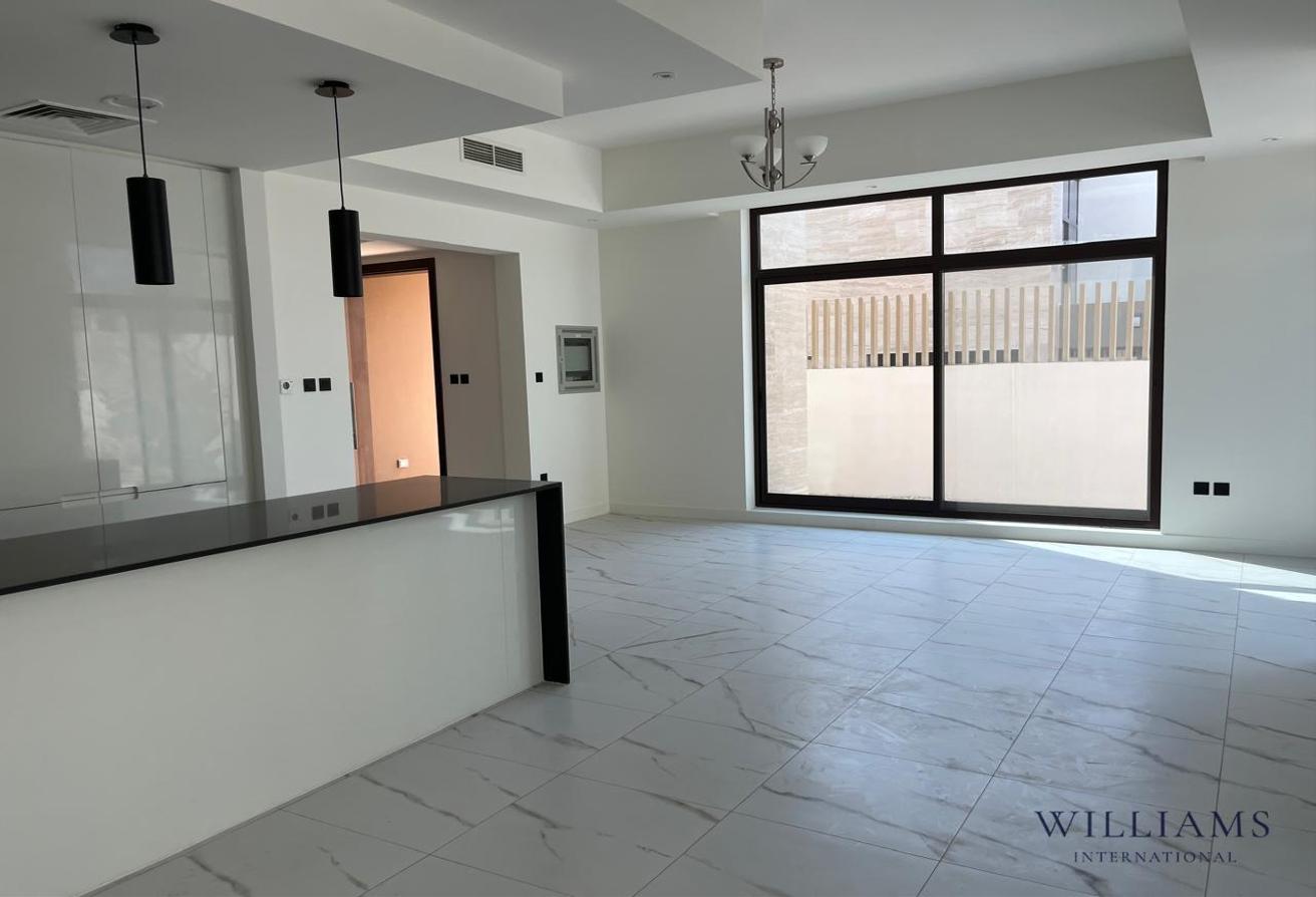 CORNER UNIT | SINGLE ROW | VACANT photo 4