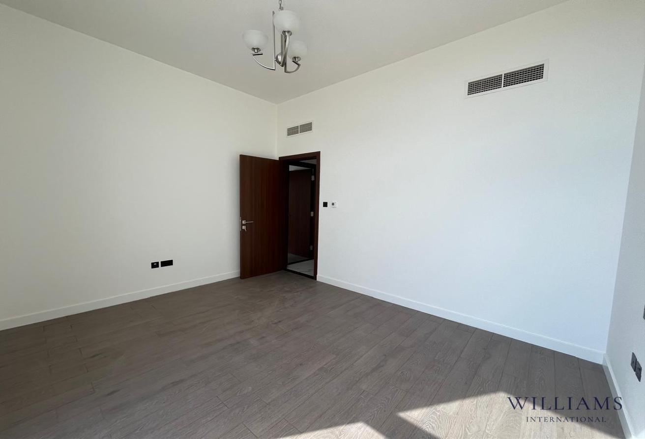 CORNER UNIT | SINGLE ROW | VACANT photo 11