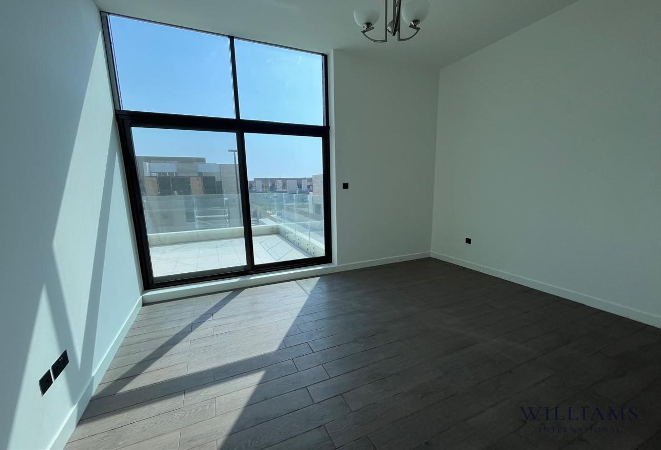 CORNER UNIT | SINGLE ROW | VACANT photo 7