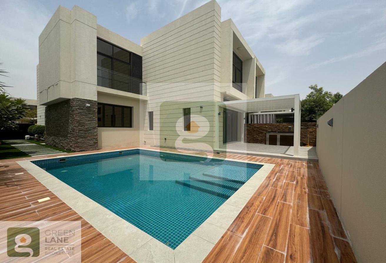 Vacant | Furnished Paramount Townhouse | Pool photo 17