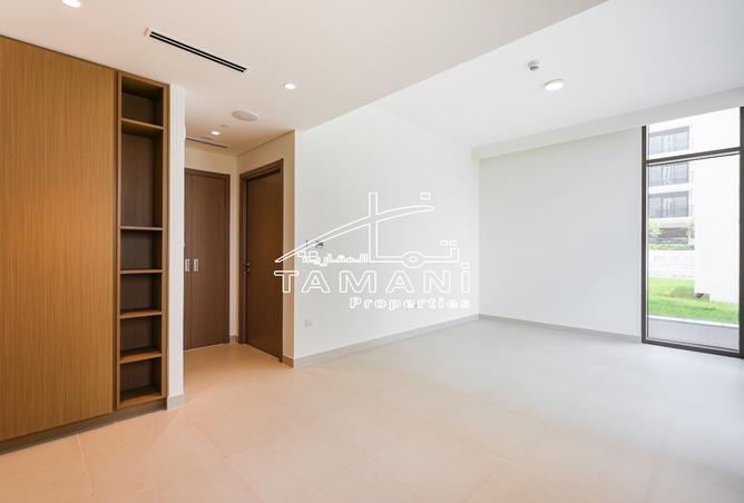 Spacious corner unit Community view Brand new photo 2