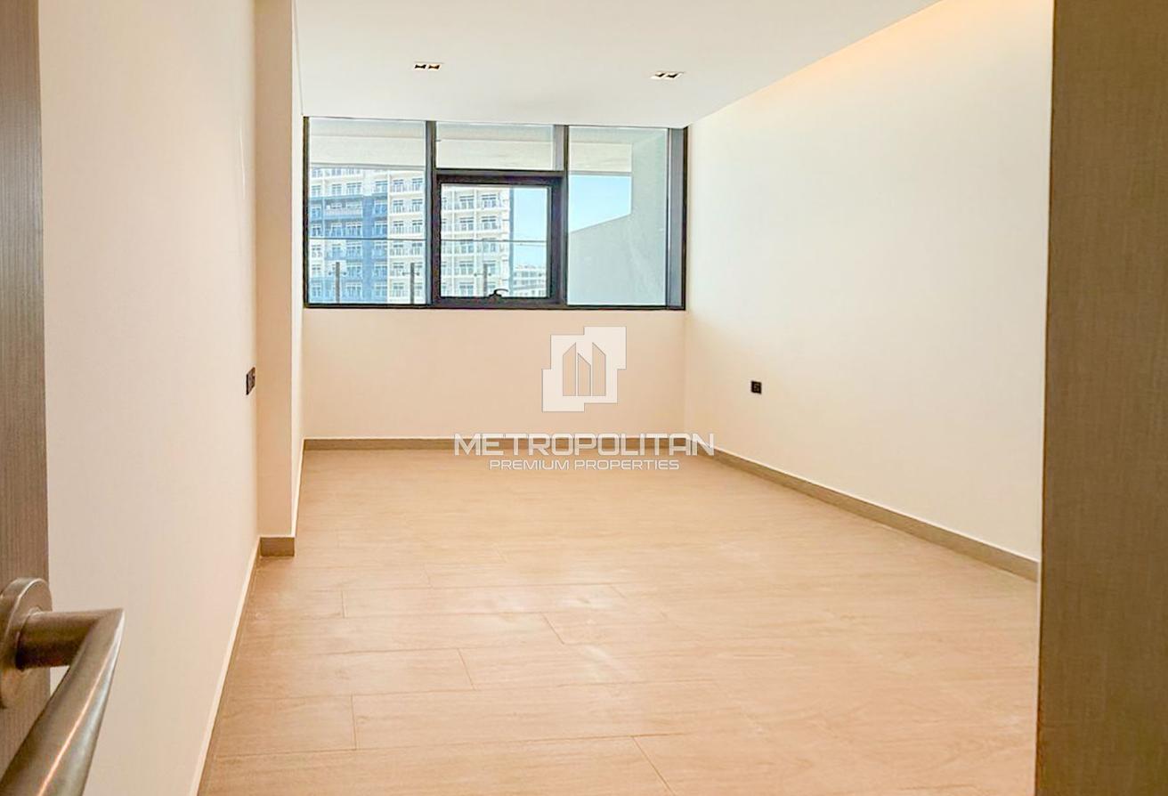 Spacious Layout | Prime Location | Hot Deal photo 4