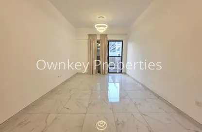 شقة - 1 حمام للايجار في الوردة بيضاء - الضاحية 12 - قرية جميرا الدائرية - دبي