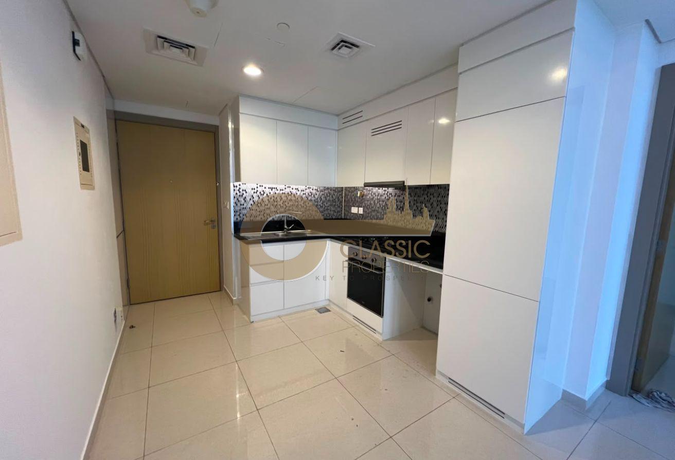 MID FLOOR | READY TO MOVE IN | POOL VIEW photo 2