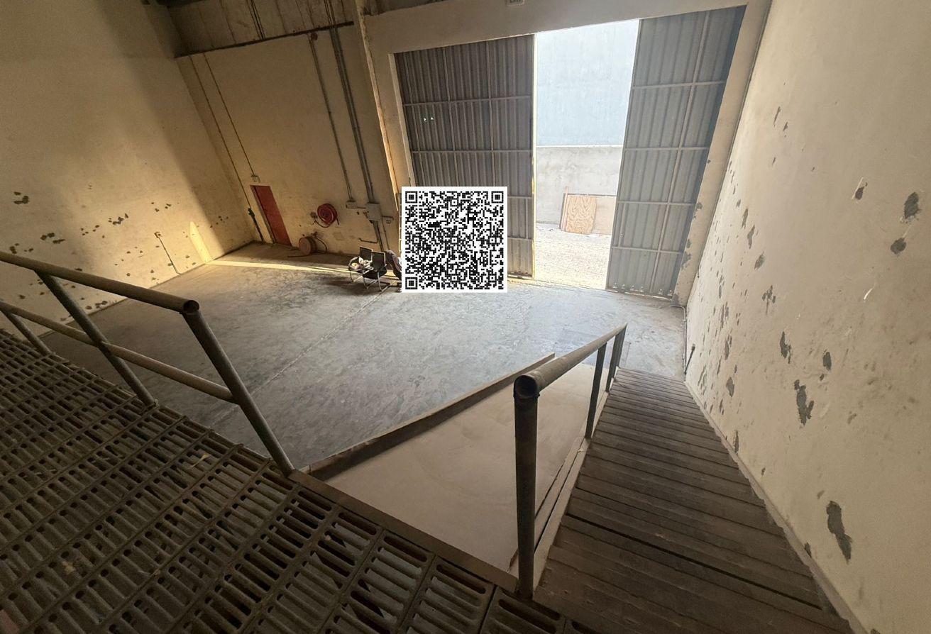 مستودع كبير الحجم متاح في الطابق الأرضي فقط