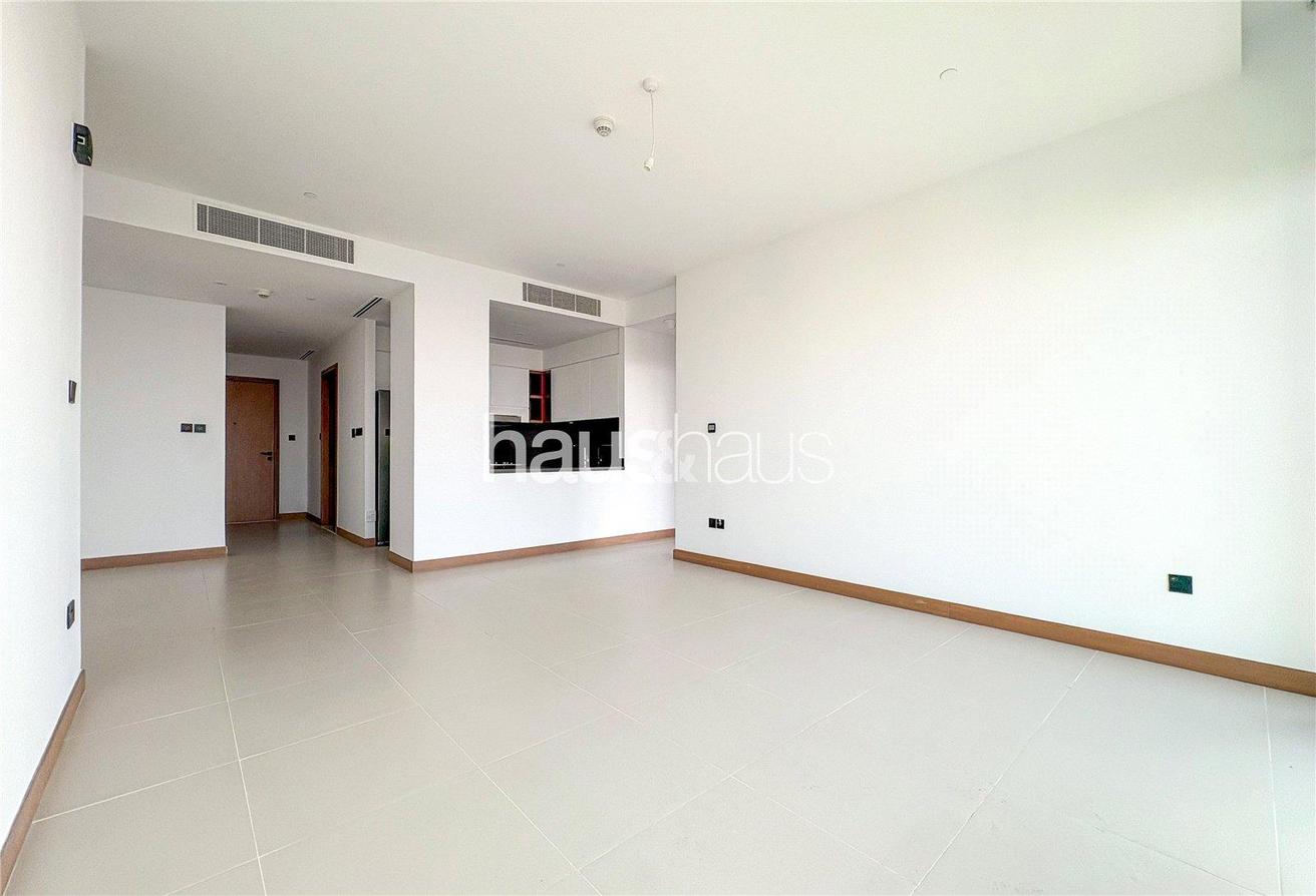 Luxurious Waterfront Living | Bright | Unfurnished photo 7