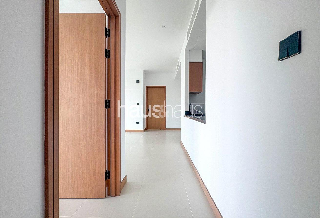 Luxurious Waterfront Living | Bright | Unfurnished photo 14